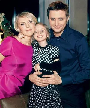 Артём с женой и дочерью