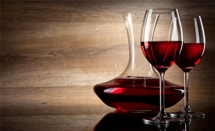 Для зрелых вин подходят сосуды с широким основанием и горлышком