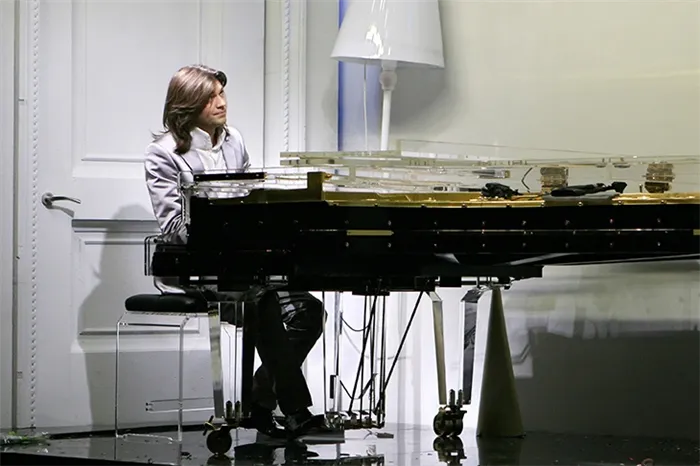 Дмитрий Маликов во время своего инструментального шоу «PianomaniЯ»