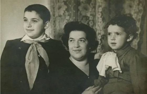 Юлий (слева), его мама и брат Михаил