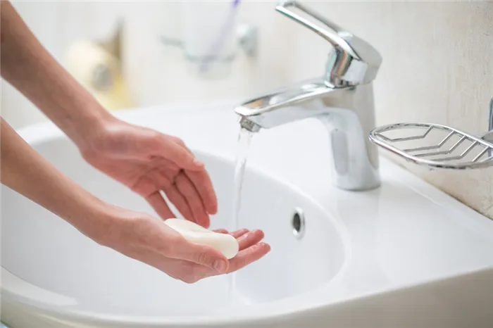 Женщина моет руки с мылом