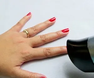 Как ровно нанести гель-лак: советы качественного маникюра для новичков. Как ровно накрасить ногти гель лаком. 12