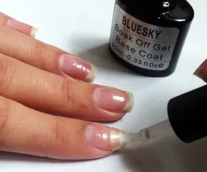 Как ровно нанести гель-лак: советы качественного маникюра для новичков. Как ровно накрасить ногти гель лаком. 6