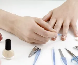 Как ровно нанести гель-лак: советы качественного маникюра для новичков. Как ровно накрасить ногти гель лаком. 3