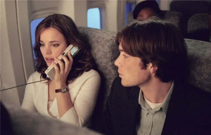 Актриса Рейчел Макадамс звонит по телефону в самолете. Рядом Джексон Риппнер.
