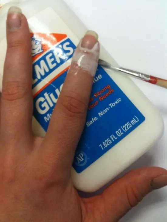Как аккуратно накрасить ногти с помощью клея ПВА