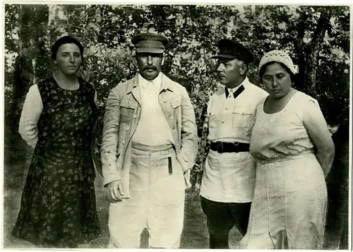 Крайняя слева - Надежда, вторая жена Сталина