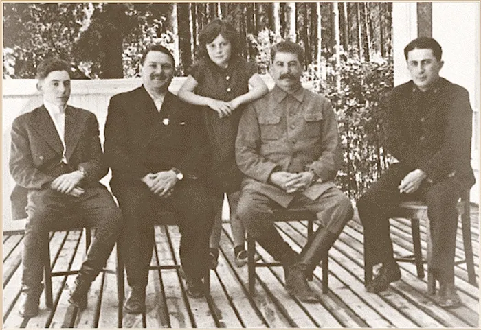 Дети Сталина: крайний слева - Василий, крайний справа - Яков, посередине - дочь Светлана