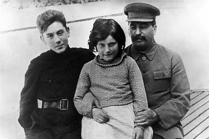 Дети И. В. Сталина и Н. С. Аллилуевой - Василий и Светлана