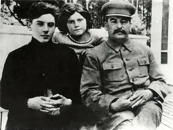 Потомки Сталина: рассмотрим 3 линии. Сколько было детей у сталина. 2