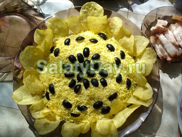 Салат «Подсолнух» с копченой курицей и ананасом