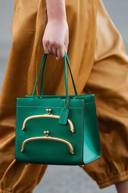 Зеленая сумка с боковыми карманами и замком 