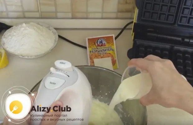 Чтобы приготовить мягкие и воздушные венские вафли по рецепту для электровафельницы, используем в тесте молоко.