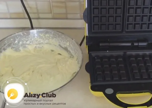 Тесто для хрустящих венских вафель по рецепту для электровафельницы должно быть густым, как на оладьи.