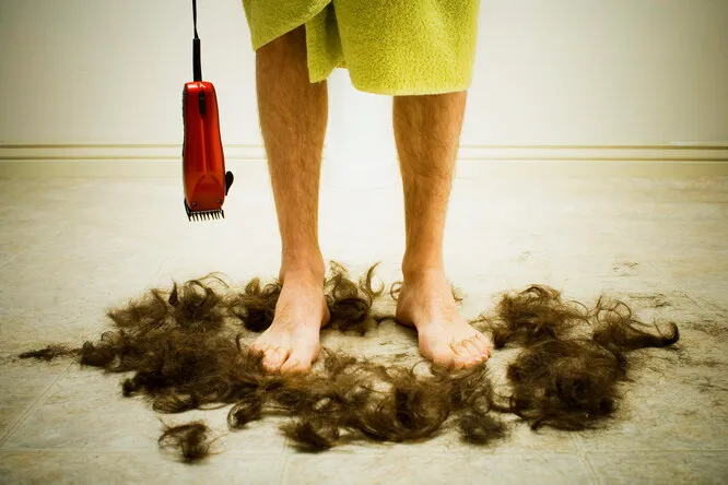 Гигиенично, гладко, красиво: зачем некоторые мужчины бреют ноги