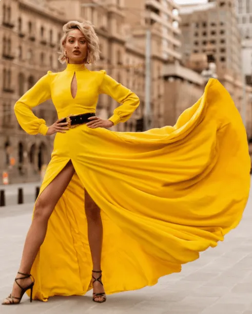 желтое платье и широкий ремень 