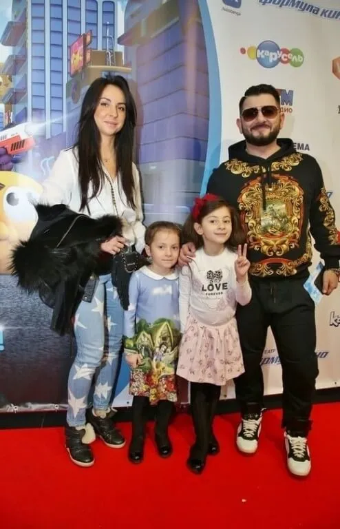 Михаил Галустян с женой и детьми