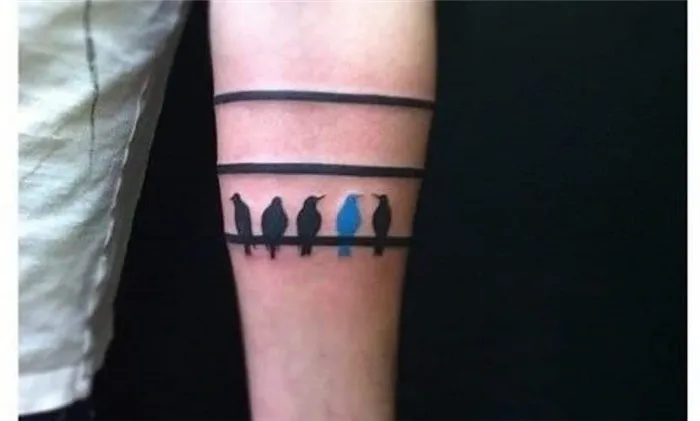 Татуировка линий с птицами