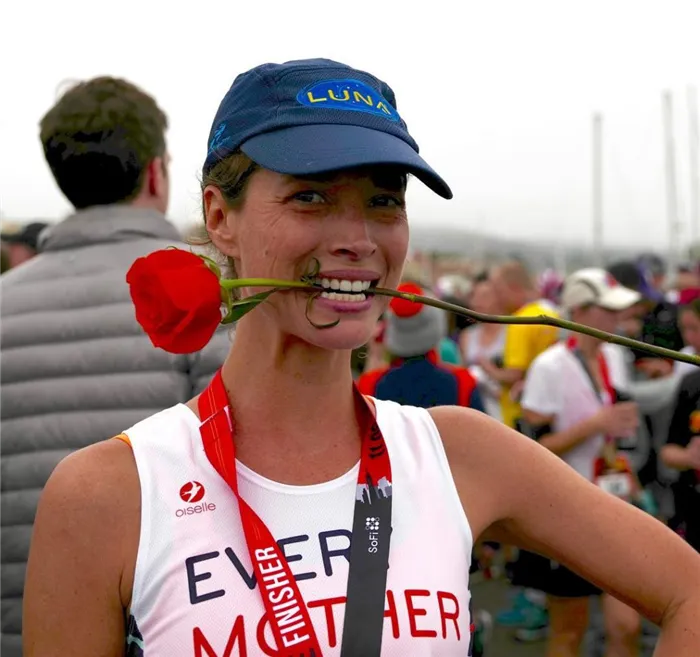 Модель Кристи Тарлингтон на марафоне с розой в зубах.