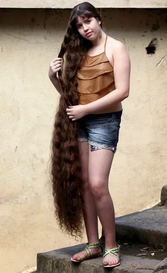 Наташа Мораес Де Андраде длинные волосы