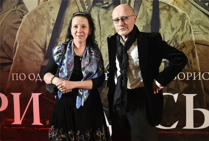 Виктор Проскурин был женат пятым браком на художнице Ирине Хонда <br></p><p>На фото: актер с супругой на премьере фильма «А зори здесь тихие…» в 2015 году» /></p><p><img decoding=
