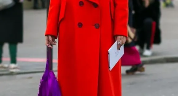 Как и с чем носить элегантно красное пальто женщине за 40