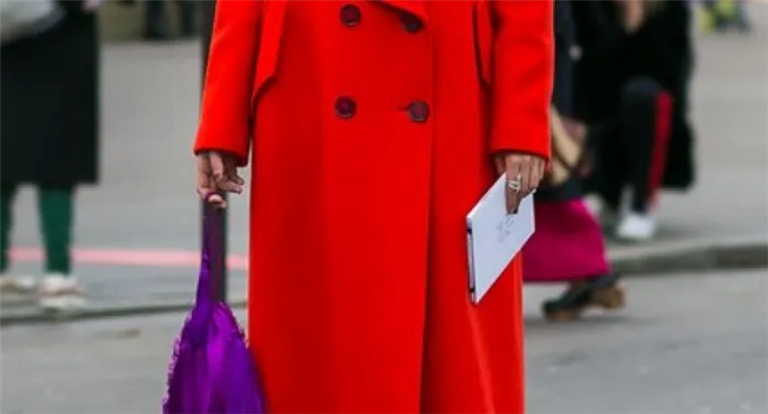 Как и с чем носить элегантно красное пальто женщине за 40