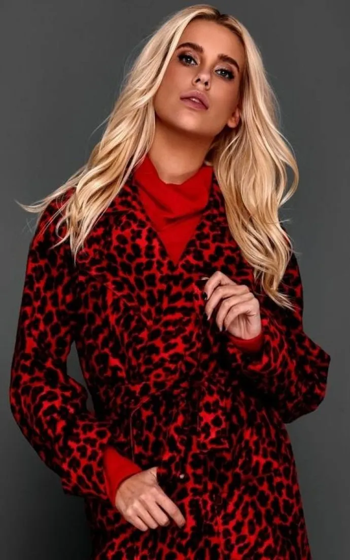 Девушка в красном пальто с леопардовым рисунком
