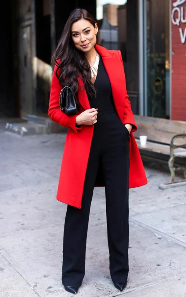 красное пальто с черным комбинезоном и сумкой