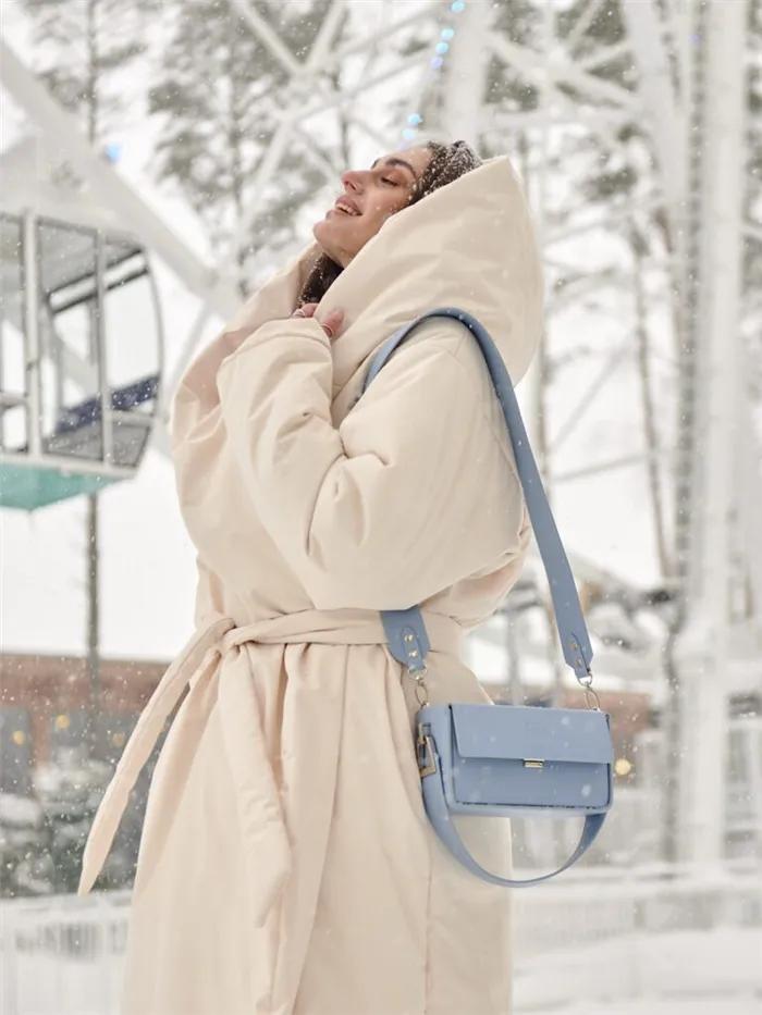 девушка с сумкой зимой