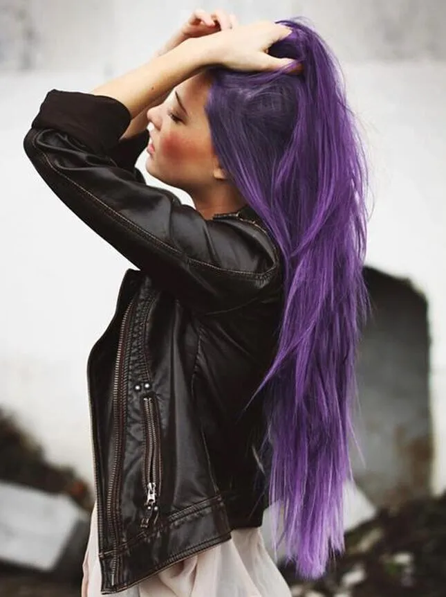 девушка с длинными фиолетовыми волосами