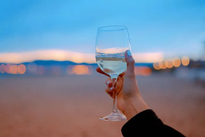 В прозрачных бокалах хорошо смотрится цветное игристое вино