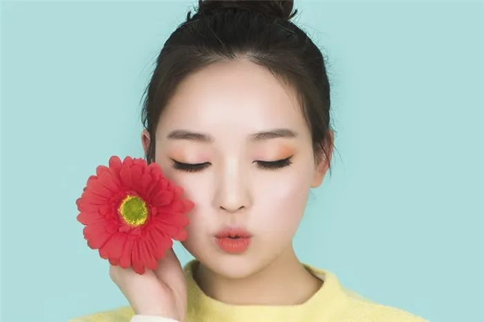 Кореянка с цветком