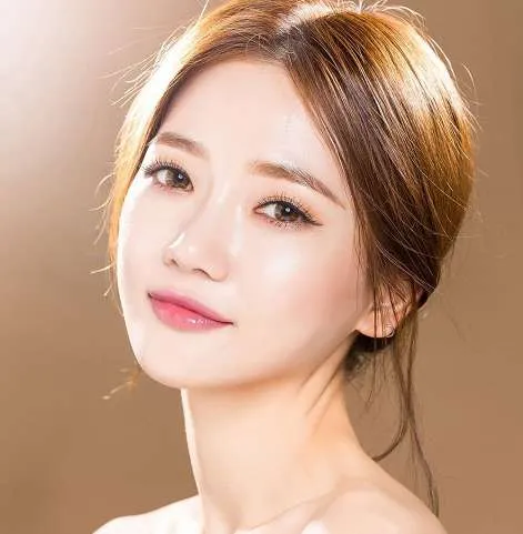 Корейский макияж с прямыми естественными бровями без изгиба