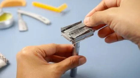 Как вытащить лезвие из бритвы и его поменять: инструкция пользователя. Как вытащить лезвие из бритвы. 3
