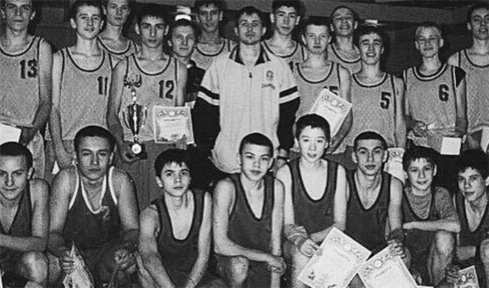 В школьные годы Леван Горозия играл в баскетбол (на фото под номером 12)