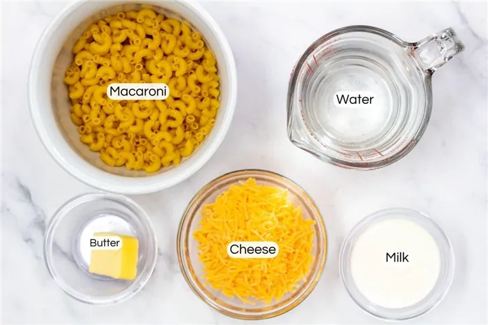 Фотография сверху, на которой показаны маркированные ингредиенты для макарон и сыра, приготовленных в микроволновой печи.