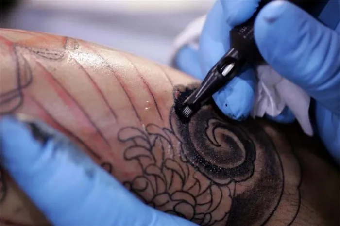 Процесс нанесения татуировки. Как делают татуировки девушкам. 4