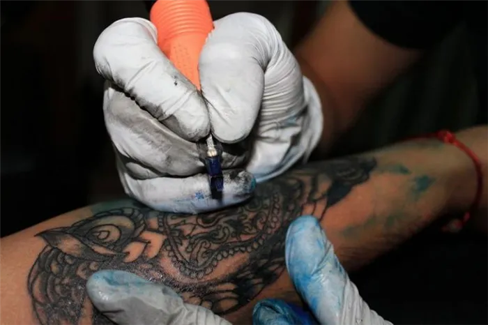 Процесс нанесения татуировки. Как делают татуировки девушкам. 8