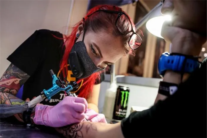 Процесс нанесения татуировки. Как делают татуировки девушкам. 5