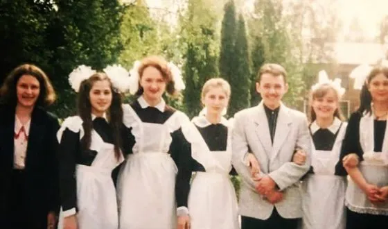Школьное фото Юлии Снигирь (вторая слева)