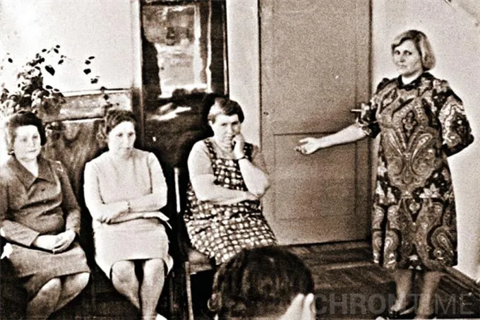 Антонина Гинзбург (крайняя справа из сидящих) во время предъявления для опознания. Источник: ru.wikipedia.org