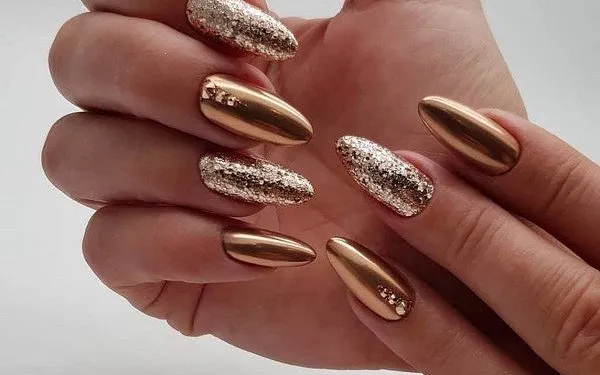 Маникюр с золотом 2021-2022: модные фото новинки дизайна ногтей. С каким цветом сочетается золотой в маникюре. 8