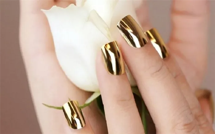 Маникюр с золотом 2021-2022: модные фото новинки дизайна ногтей. С каким цветом сочетается золотой в маникюре. 23