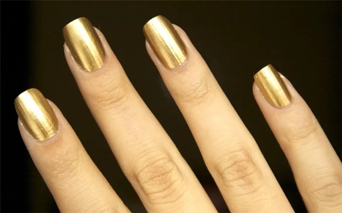 Маникюр с золотом 2021-2022: модные фото новинки дизайна ногтей. С каким цветом сочетается золотой в маникюре. 26