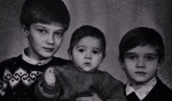 Слева - брат Юрия, справа - его сестра. По центру - он сам, самый младший.