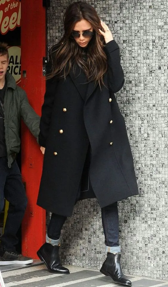 Длинное черное пальто с ботинками челси