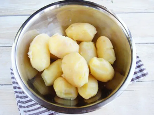 Что приготовить из вчерашнего картофельного пюре. Рецепт быстро и вкусно. Какие блюда приготавливают из картофельной массы. 8