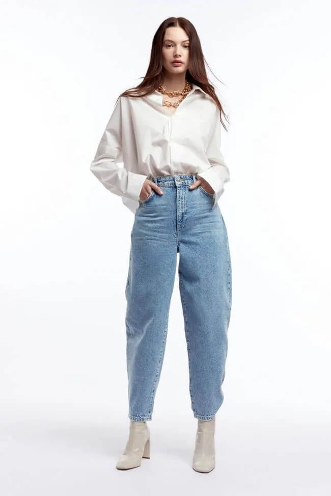 Идеальные женские джинсы 2022-2023: модные новинки и образы с джинсами на фото. Какие джинсы в моде 2022. 54