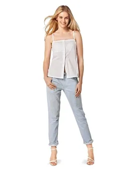 Идеальные женские джинсы 2022-2023: модные новинки и образы с джинсами на фото. Какие джинсы в моде 2022. 26